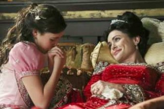 Once Upon a Time Bailee Madison and Rena Sofer in 2x15 The Queen is Dead