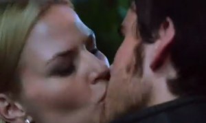 Emma and Hook kiss in Good Form